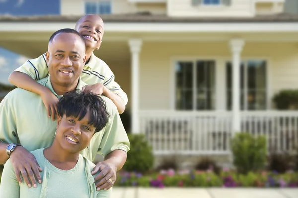 Афроамериканская семья перед домом — стоковое фото