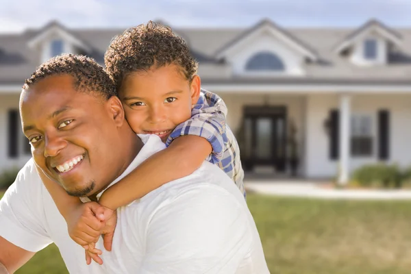 Raza mixta Padre e hijo delante de la casa Imagen De Stock