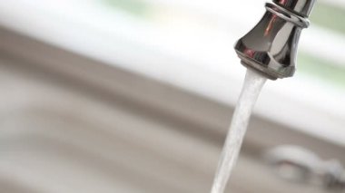 kadın buz yerleştirerek closeup cam musluk altında dolu