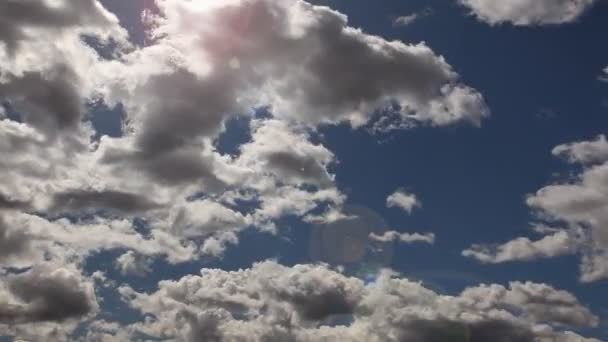 Zeitraffer-Wolken und Himmel mit grellem Linsenschlag — Stockvideo