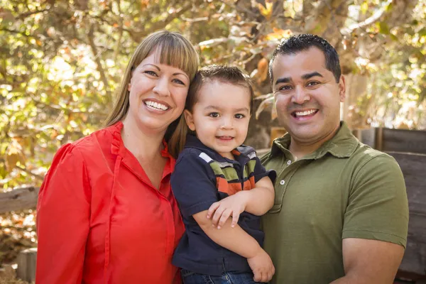 Familia de raza mixta feliz posando para un retrato —  Fotos de Stock