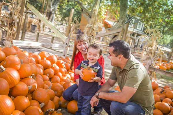 Щасливі змішаної раси сім'ї в Pumpkin Patch — стокове фото