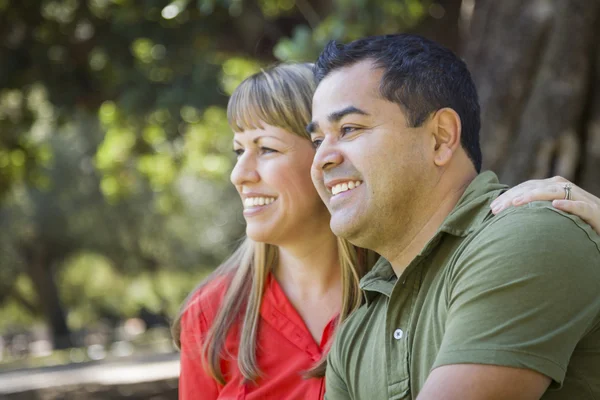 Atractivo retrato de pareja de raza mixta en el parque —  Fotos de Stock