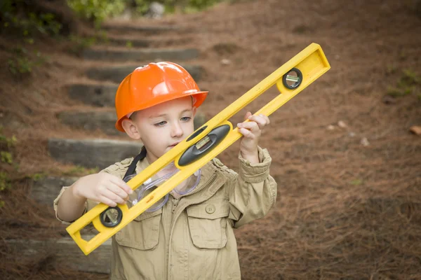 Menino adorável criança com nível jogando Handyman fora — Fotografia de Stock