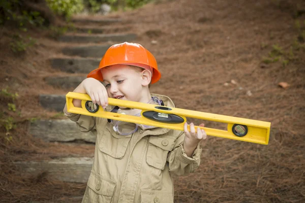 Menino adorável criança com nível jogando Handyman fora — Fotografia de Stock