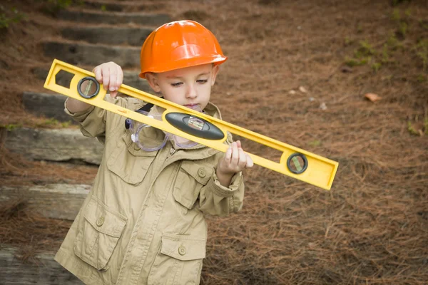 Menino adorável criança com nível jogando Handyman fora — Fotografia de Stock