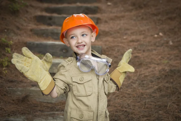 Bedårande barn pojke med stora handskar spelar handyman utanför — Stockfoto