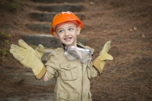 Adorabile bambino ragazzo con grandi guanti giocare tuttofare fuori — Foto Stock