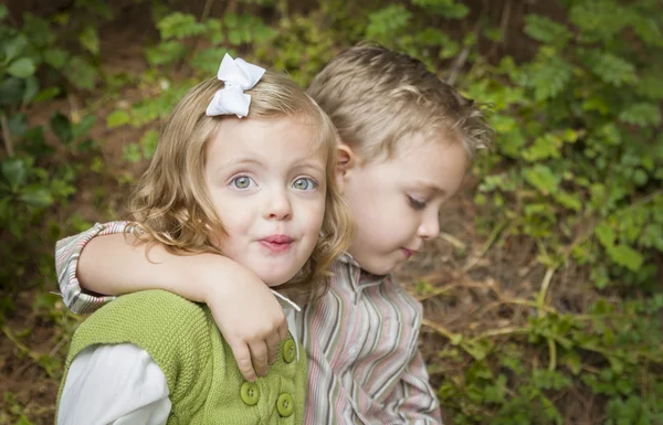 Adorável irmão e irmã crianças abraçando fora — Fotografia de Stock