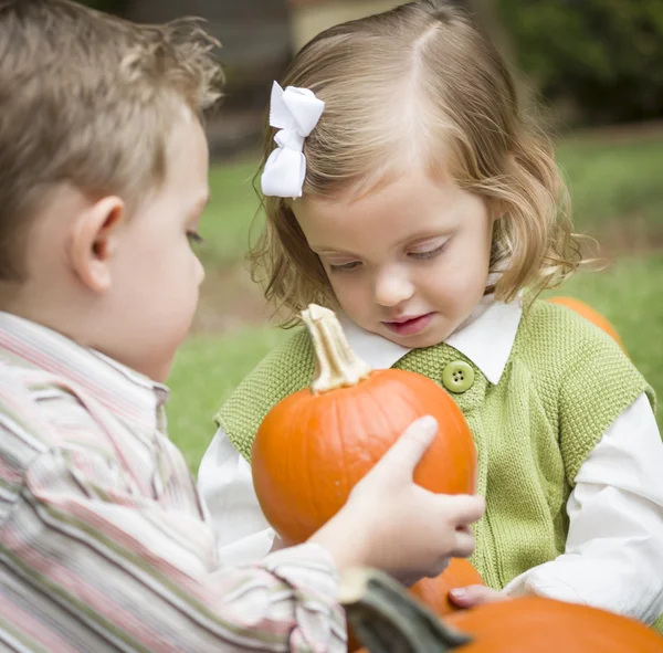 Carino giovane fratello e sorella a la zucca patch — Foto Stock