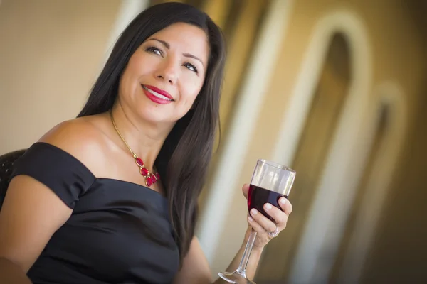 Atraente hispânico mulher retrato fora desfrutando de vinho — Fotografia de Stock