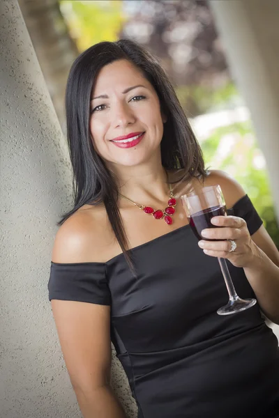 Atraente hispânico mulher retrato fora desfrutando de vinho — Fotografia de Stock