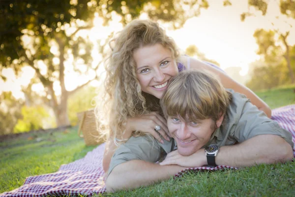 Aantrekkelijke liefdevolle paar portret in het park — Stockfoto