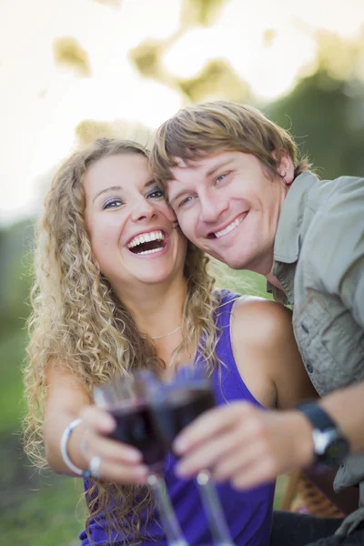 Um casal atraente desfrutando de um copo de vinho no parque — Fotografia de Stock
