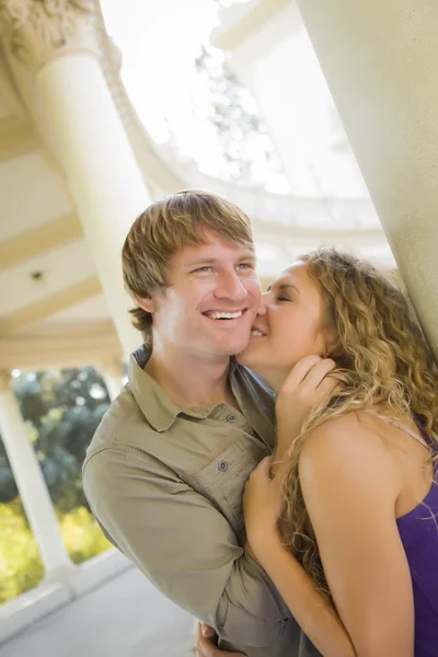 Aantrekkelijke liefdevolle paar portret in het park — Stockfoto