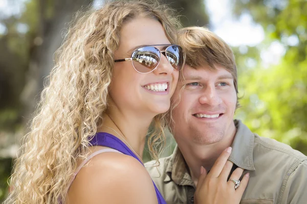 Atraente Amoroso Casal Retrato no Parque — Fotografia de Stock