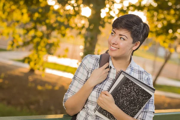 Porträtt av blandad ras kvinnliga studenten tittar bort — Stockfoto