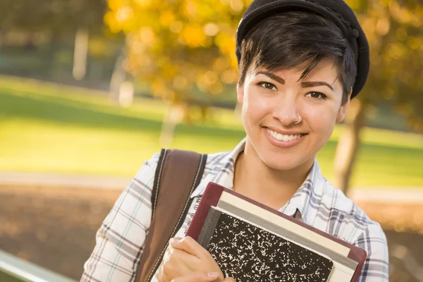 Portret dość mieszane rasy kobiet student trzymania książek — Zdjęcie stockowe