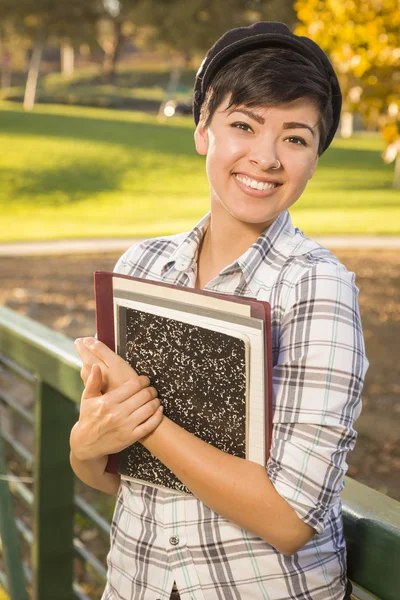 Portrét studentka docela smíšené rasy drží knihy — Stock fotografie