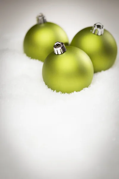 Groene Kerst ornamenten op sneeuwvlokken met tekst kamer — Stockfoto