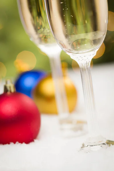 Ornements de Noël et verres à champagne sur neige — Photo