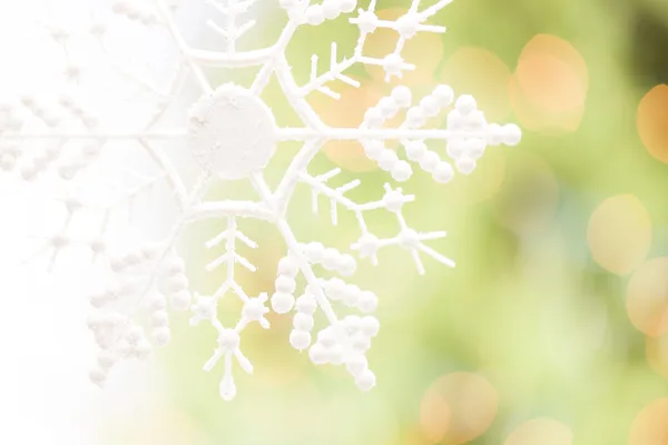 Snowflake Over an Abstract Green and Gold Background — Stock Photo, Image