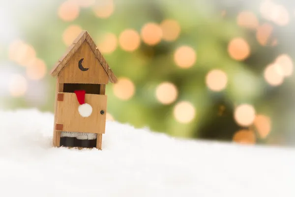 Julenissen i et uthus på Snow Over og abstrakt bakgrunn – stockfoto