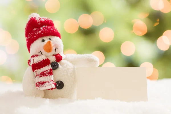 Lindo muñeco de nieve con la tarjeta blanca en blanco sobre fondo abstracto —  Fotos de Stock