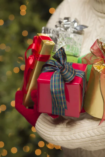 Frau trägt rote Fäustlinge mit Weihnachtsgeschenken — Stockfoto