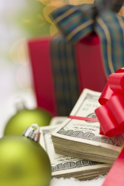 Noel süsler yakınındaki yay ile yüz dolar faturaları yığını