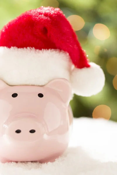Rózsaszín Piggy Bank Santa kalap a hópelyhek — Stock Fotó