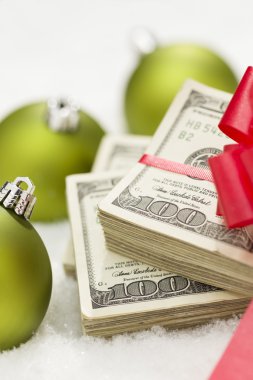 Noel süsler yakınındaki yay ile yüz dolar faturaları yığını