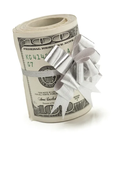 Rolo de cem dólares Bills amarrado arco de prata no branco — Fotografia de Stock