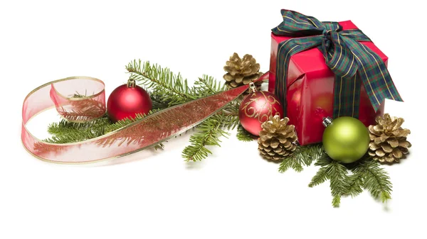 Weihnachtsgeschenk mit Schleife, Tannenzapfen und Schmuck — Stockfoto
