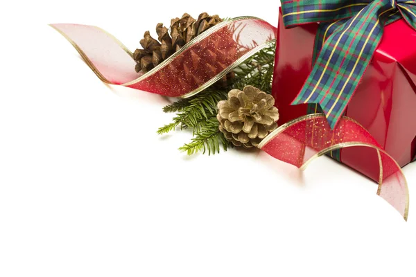 Presente de Natal com fita, pinheiros e ramos de pinheiro em W Fotografia De Stock