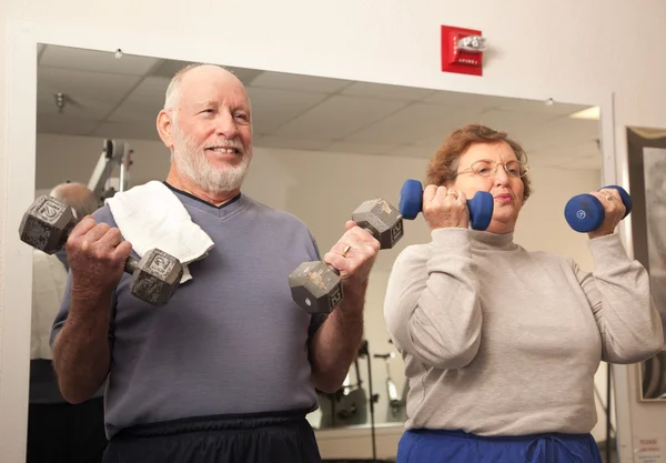 Couple d'adultes âgés travaillant dans la salle de gym — Photo