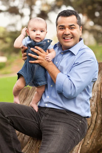 Bonito pai e filho hispânico posando para um retrato — Fotografia de Stock