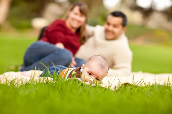 Happy Baby Boy e genitori di razza mista che giocano nel parco — Foto Stock