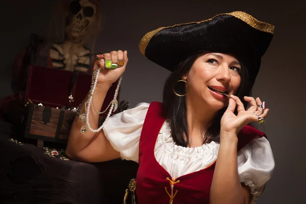 Mulher pirata dramática mordendo uma moeda — Fotografia de Stock