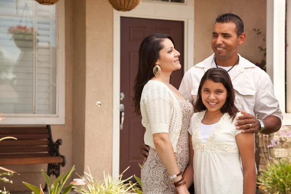 Pequena família hispânica feliz na frente de sua casa — Fotografia de Stock