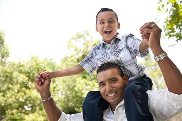 Père et fils hispaniques s'amusent dans le parc — Photo