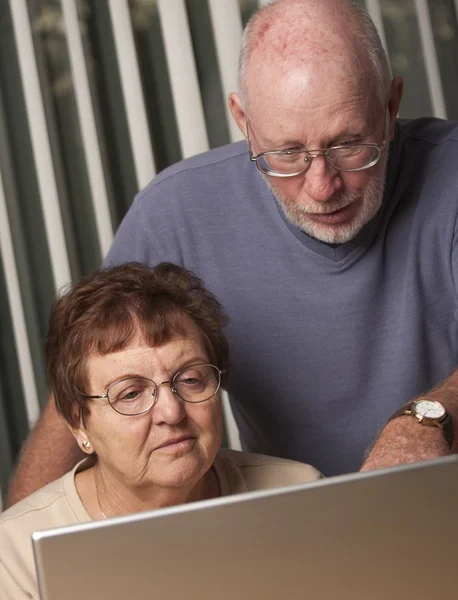 Gülümseyen kıdemli yetişkin çift bilgisayarda eğleniyor — Stok fotoğraf