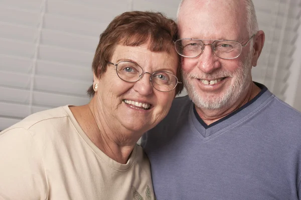 Счастливый портрет пожилой пары — стоковое фото