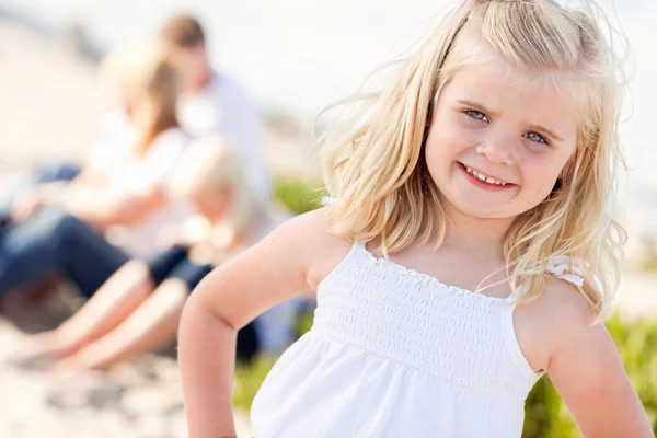 Schattige blonde meisje plezier op het strand — Stockfoto