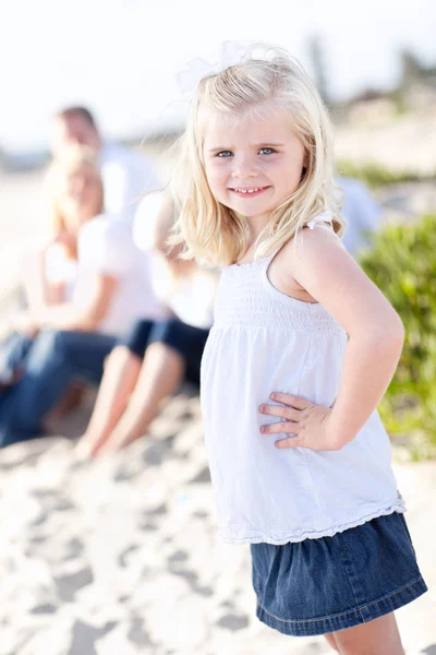 Bedårande liten blond tjej att ha kul på stranden — Stockfoto