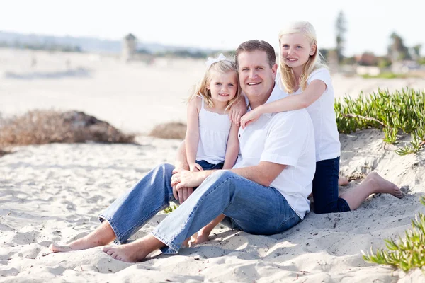 Guapo papá y sus lindas hijas en la playa —  Fotos de Stock