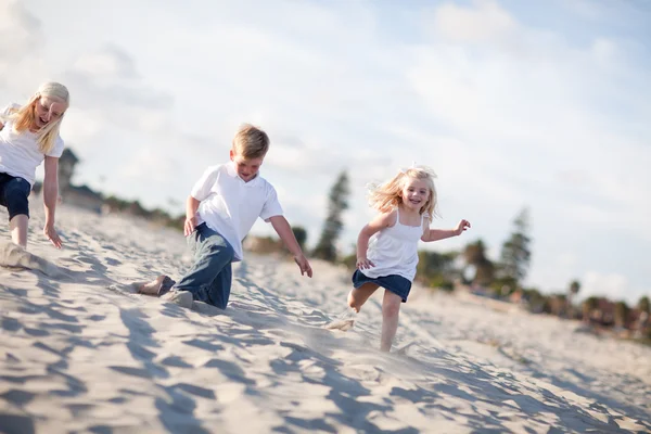 Bedårande bror och systrar ha kul på stranden — Stockfoto