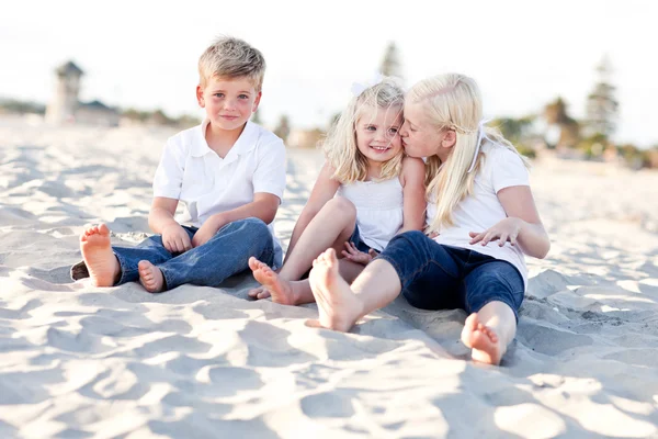 Bedårande systrar och bror ha kul på stranden — Stockfoto