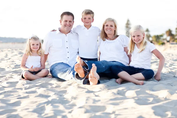 Glückliche kaukasische Familienporträt am Strand — Stockfoto