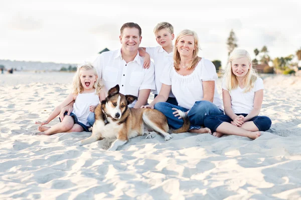 Glad kaukasiska familjeporträtt på stranden — Stockfoto